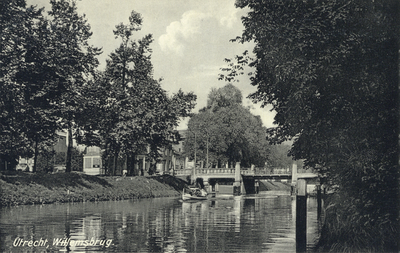 2182 Gezicht op de Stadsbuitengracht te Utrecht met rechts op de achtergrond de Willemsbrug uit het zuidoosten.